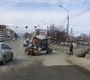 Трактор потерял колесо на дороге в Южно-Сахалинске