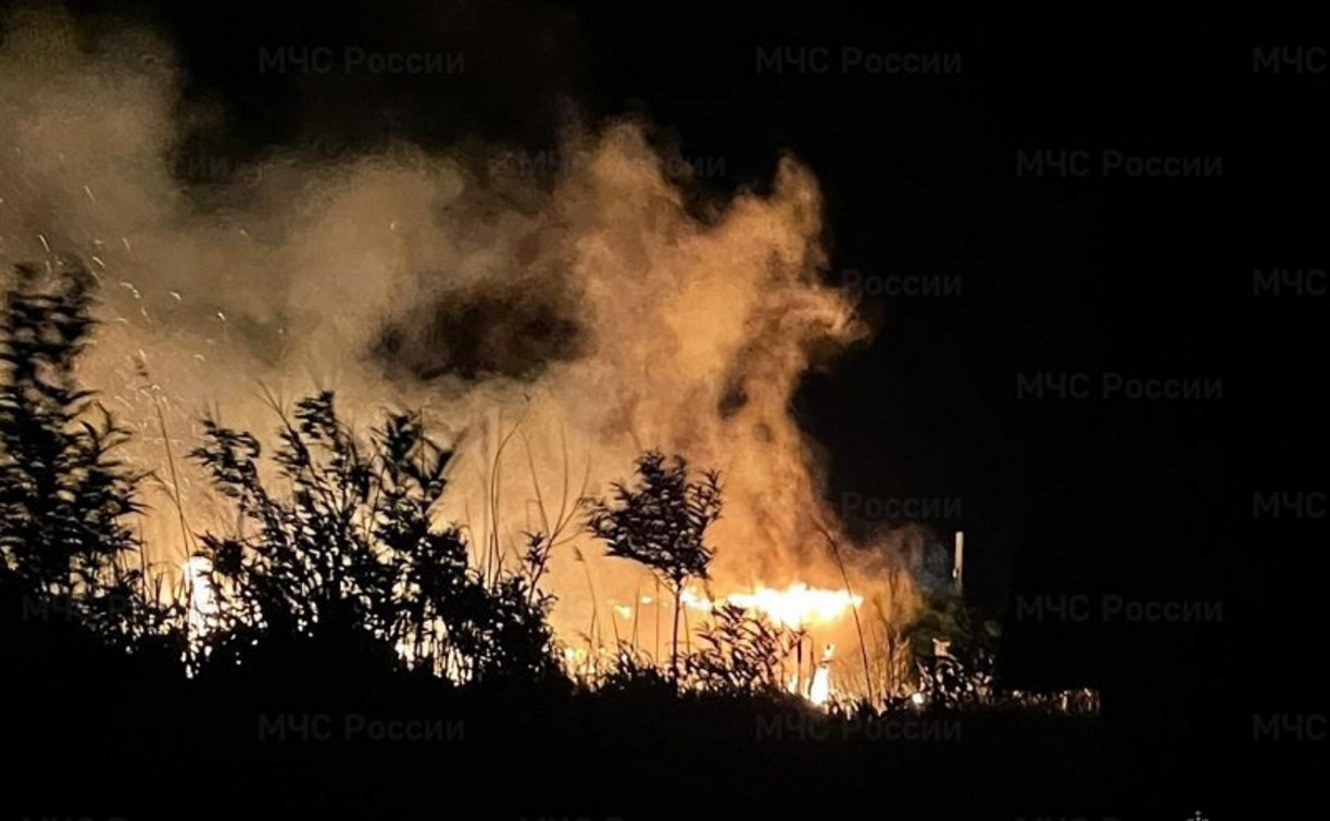 Три пожарных расчёта тушили баню в Невельском районе