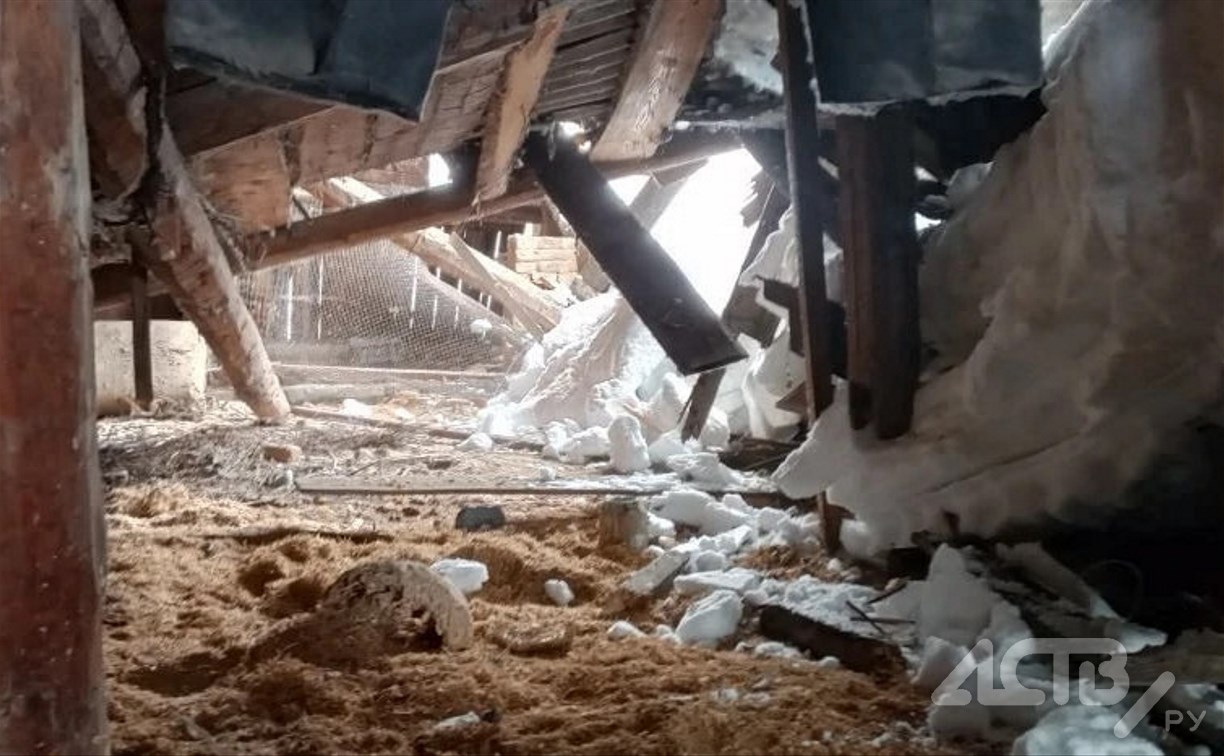 Стена треснула, с потолка – вода: сахалинка ждёт помощи после частичного обрушения крыши двухквартирного дома