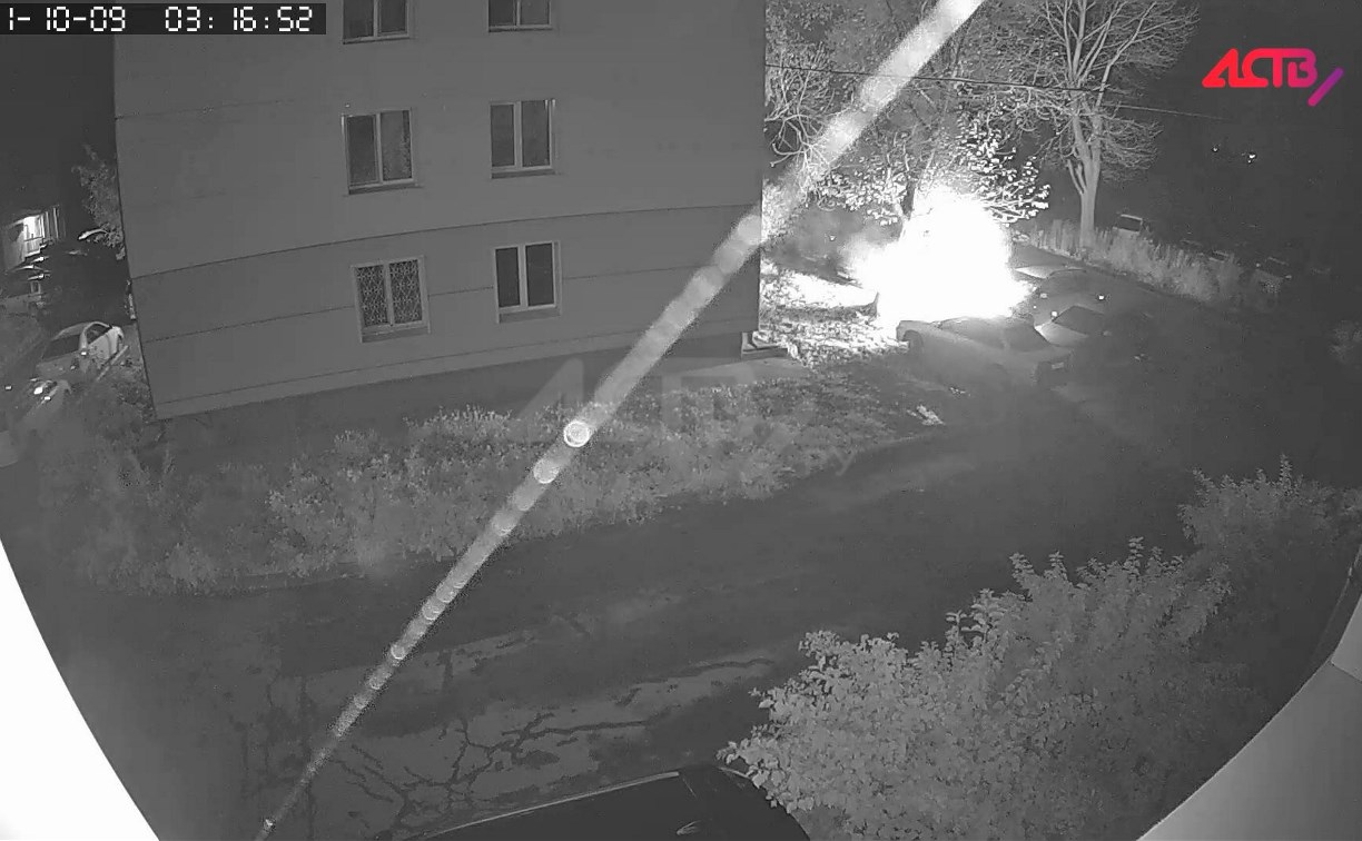Поджигателя авто в Южно-Сахалинске сняли на видео