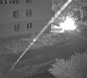 Поджигателя авто в Южно-Сахалинске сняли на видео