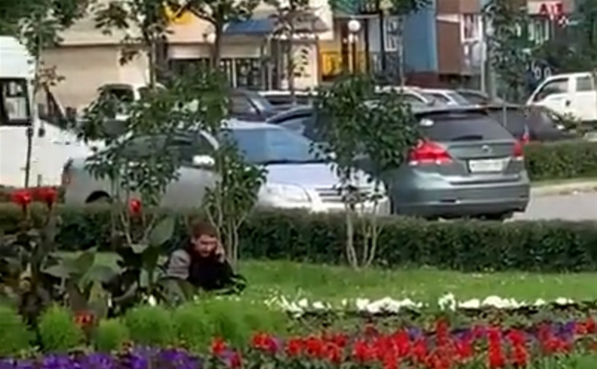Южносахалинец собрал букет из цветов, растущих на городской клумбе