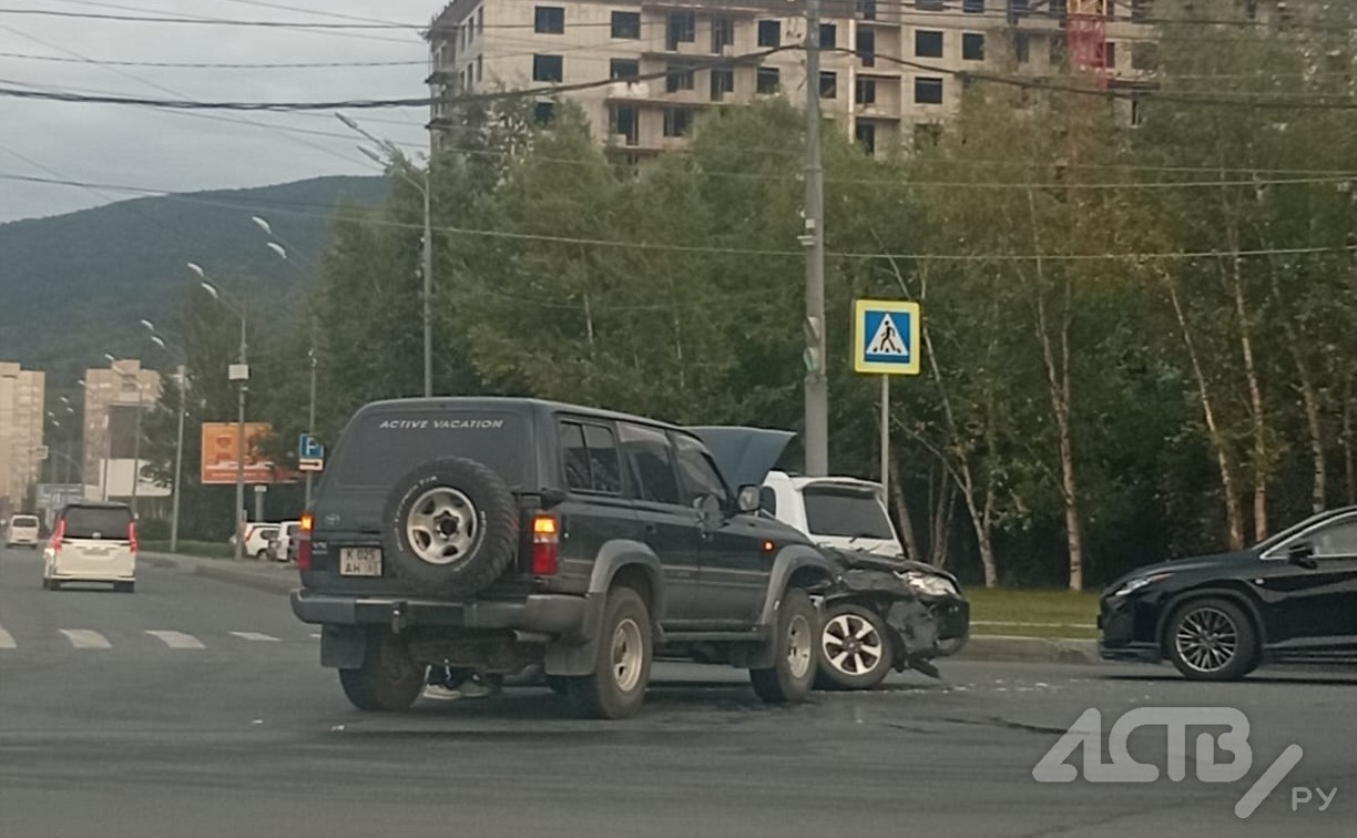 На перекрёстке в Южно-Сахалинске жестко столкнулись два автомобиля