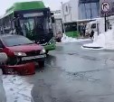 На привокзальной площади в Южно-Сахалинске произошло ДТП с пассажирским автобусом 