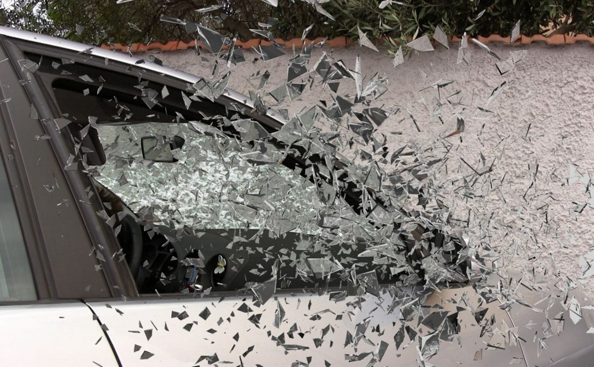 Автомобиль Mitsubishi Pajero слетел с трассы на Сахалине, пострадала женщина
