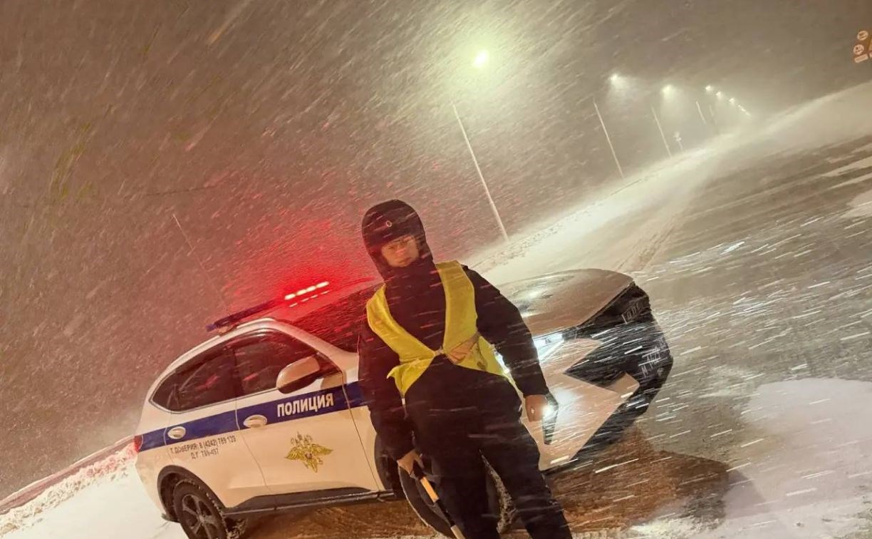 Еще на ряде сахалинских дорог ограничили движение всех видов транспорта из-за метели