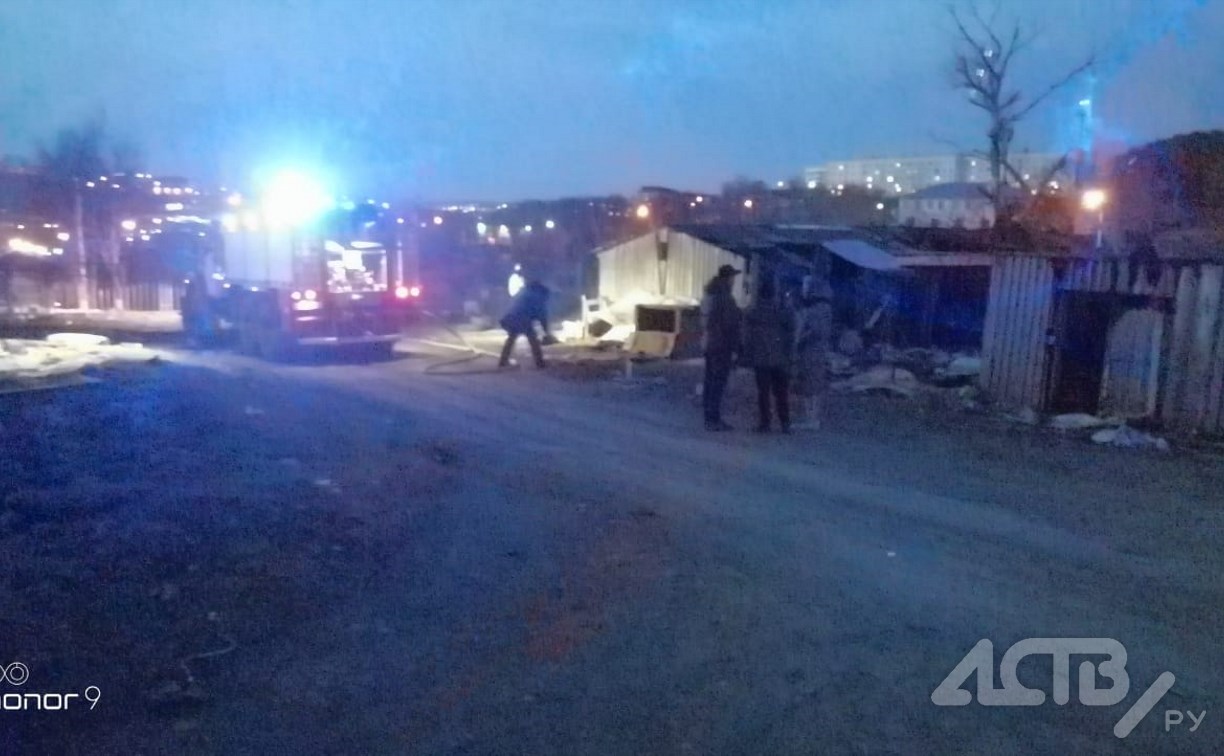 Очевидцы: за школой в Корсакове тушили пожар