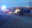 Очевидцы: за школой в Корсакове тушили пожар