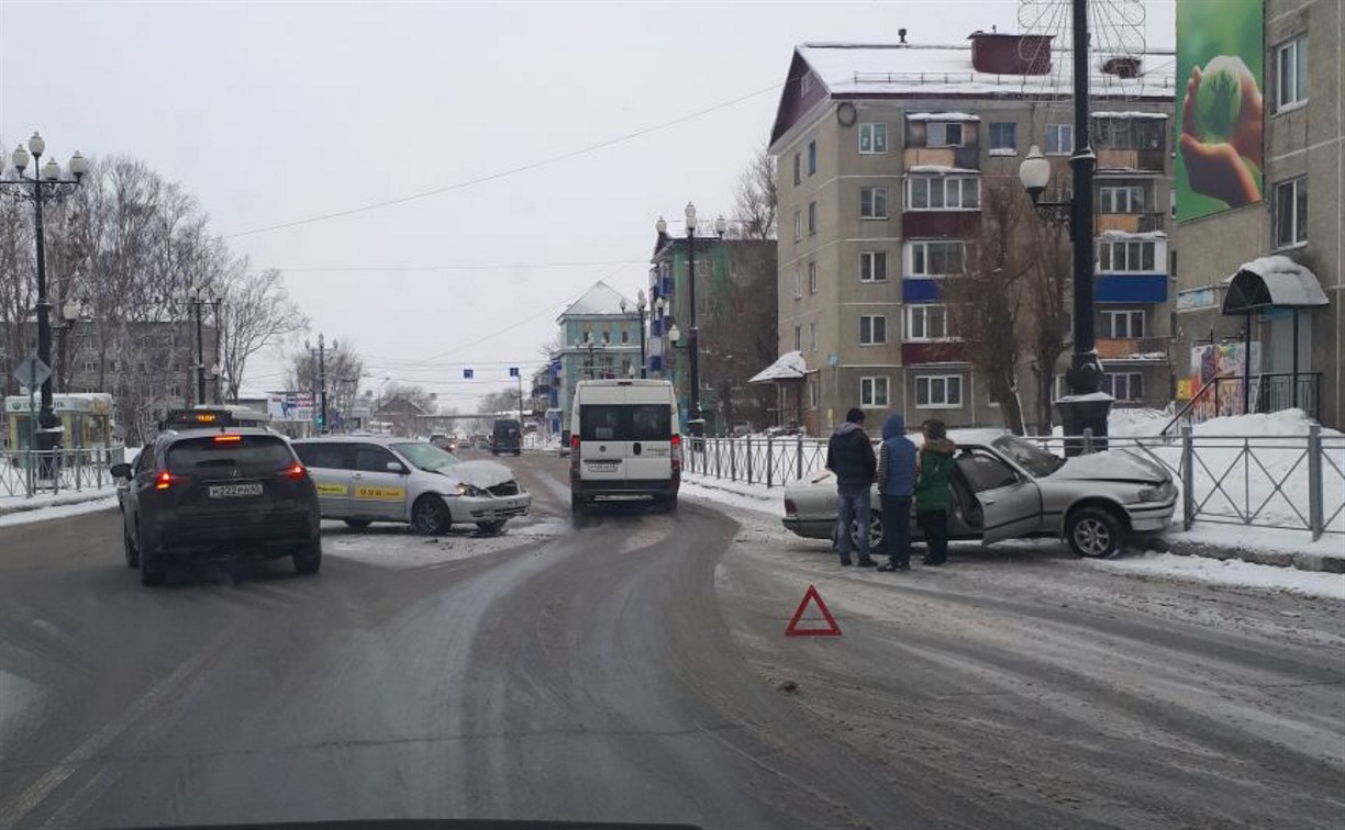 Легковушка протаранила такси на перекрестке в Южно-Сахалинске