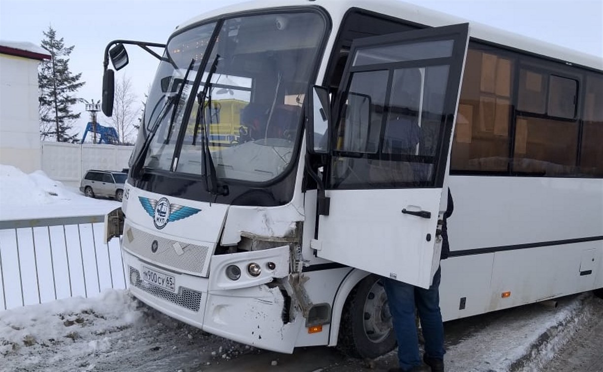 Рейсовый автобус столкнулся с пикапом в Южно-Сахалинске
