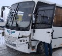 Рейсовый автобус столкнулся с пикапом в Южно-Сахалинске