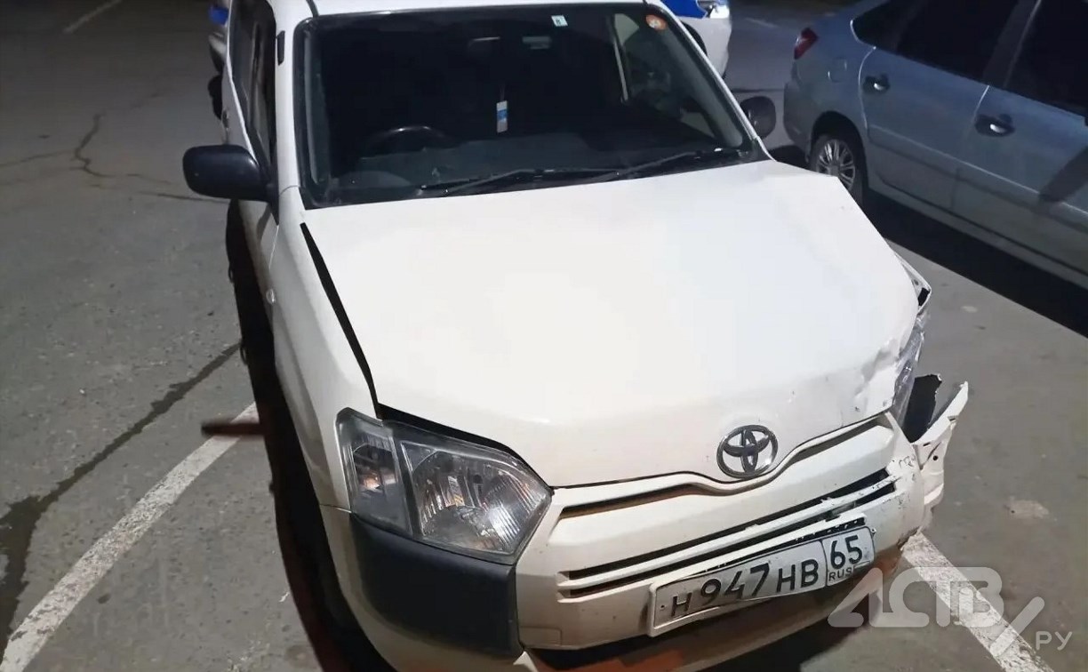 Автомобиль на ходу врезался в Toyota Probox в Южно-Сахалинске и скрылся с места