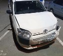 Автомобиль на ходу врезался в Toyota Probox в Южно-Сахалинске и скрылся с места