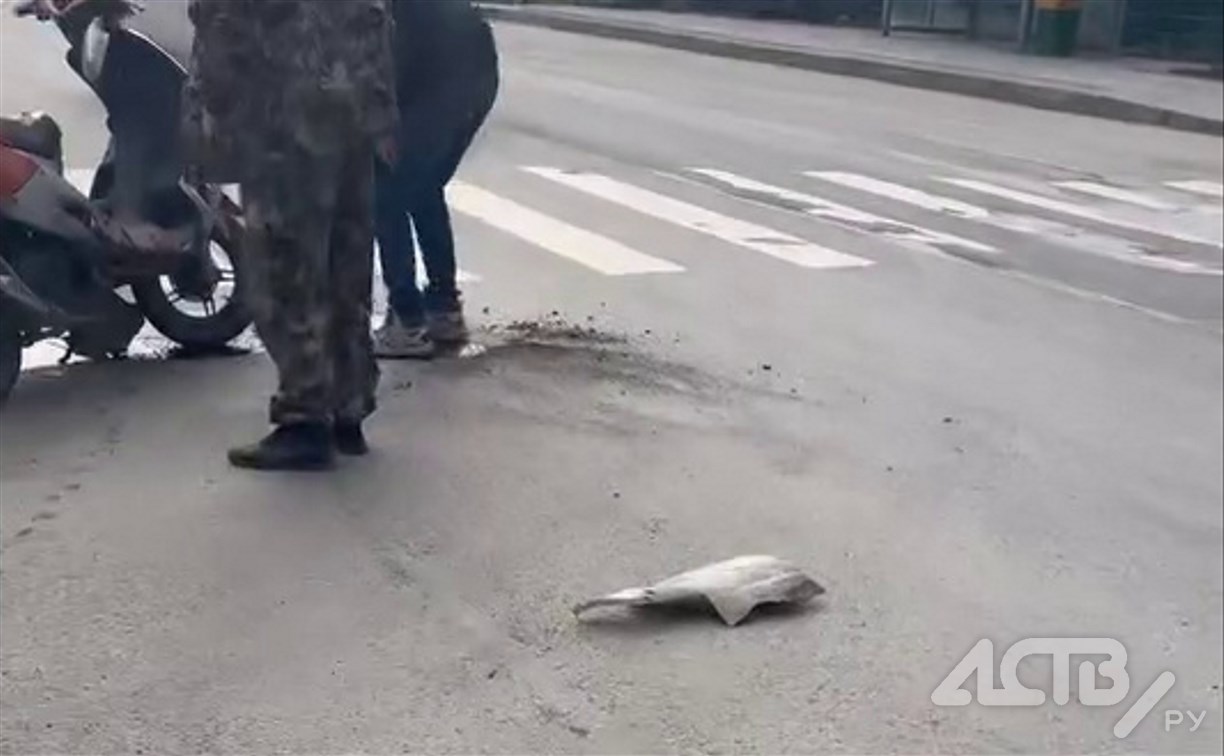 Очевидцы: пьяный водитель сбил подростка на мопеде в Южно-Сахалинске