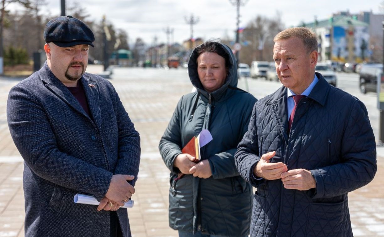 Мэр Южно-Сахалинска потребовал устранить недочеты на площади Славы к 9 мая