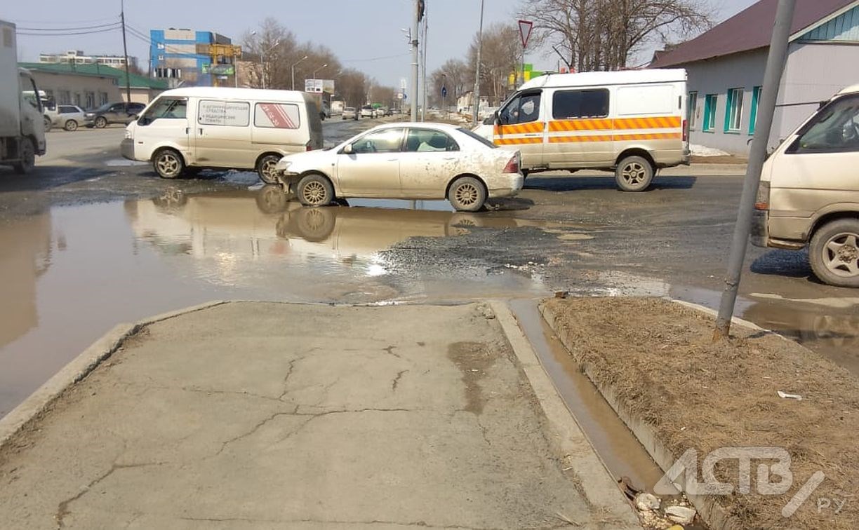 Фура зацепила автомобиль около АЗС в Южно-Сахалинске - разыскивают очевидцев ДТП