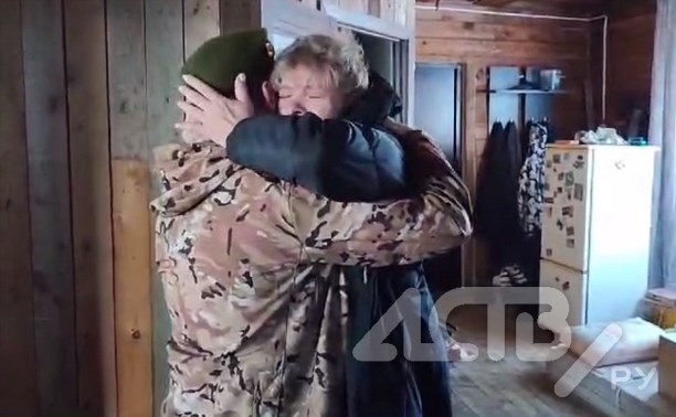 "До слёз": сахалинский боец устроил сюрприз маме, вернувшись с СВО спустя 1 год и 8 месяцев