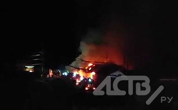 Масштабный пожар потушили ночью в Макарове