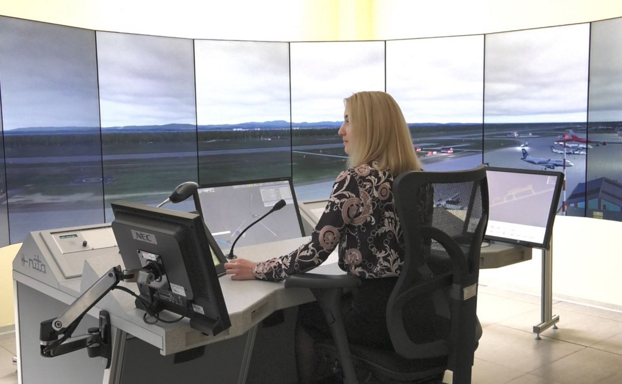 В небе и на взлётной полосе: 400 женщин работают в гражданской авиации на Сахалине 