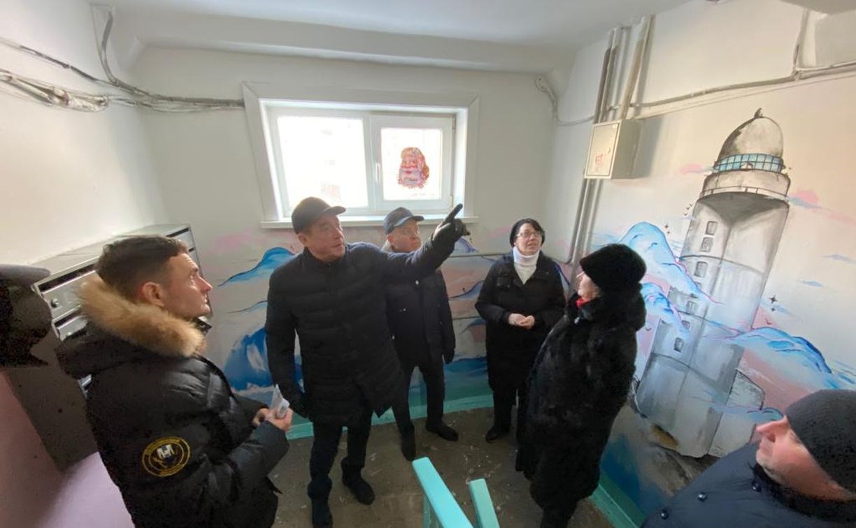 Два дома в Южно-Сахалинске обзавелись образцовыми подъездами