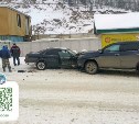 19-летний водитель в Холмске на Toyota Mark 2 вылетел на встречку и столкнулся с Toyota Fortuner