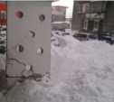 Козырек подъезда пятиэтажки в Южно-Сахалинске грозит обрушиться на жильцов