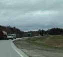 Лихач на бензовозе напугал водителей, выехав навстречу рейсовому автобусу на юге Сахалина