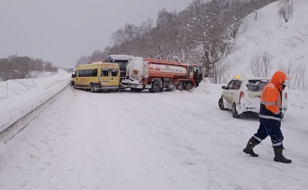 Восемь детей и двое взрослых пострадали в ДТП с бензовозом и школьным автобусом на Сахалине