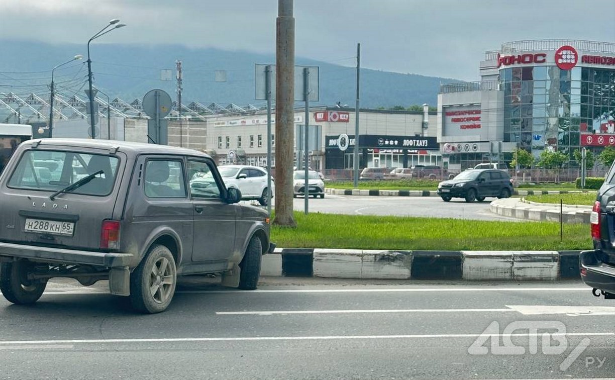 Пенсионер на "Ниве" вылетел на встречку и врезался в бордюр на кольце в Южно-Сахалинске 