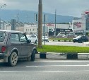 Пенсионер на "Ниве" вылетел на встречку и врезался в бордюр на кольце в Южно-Сахалинске 