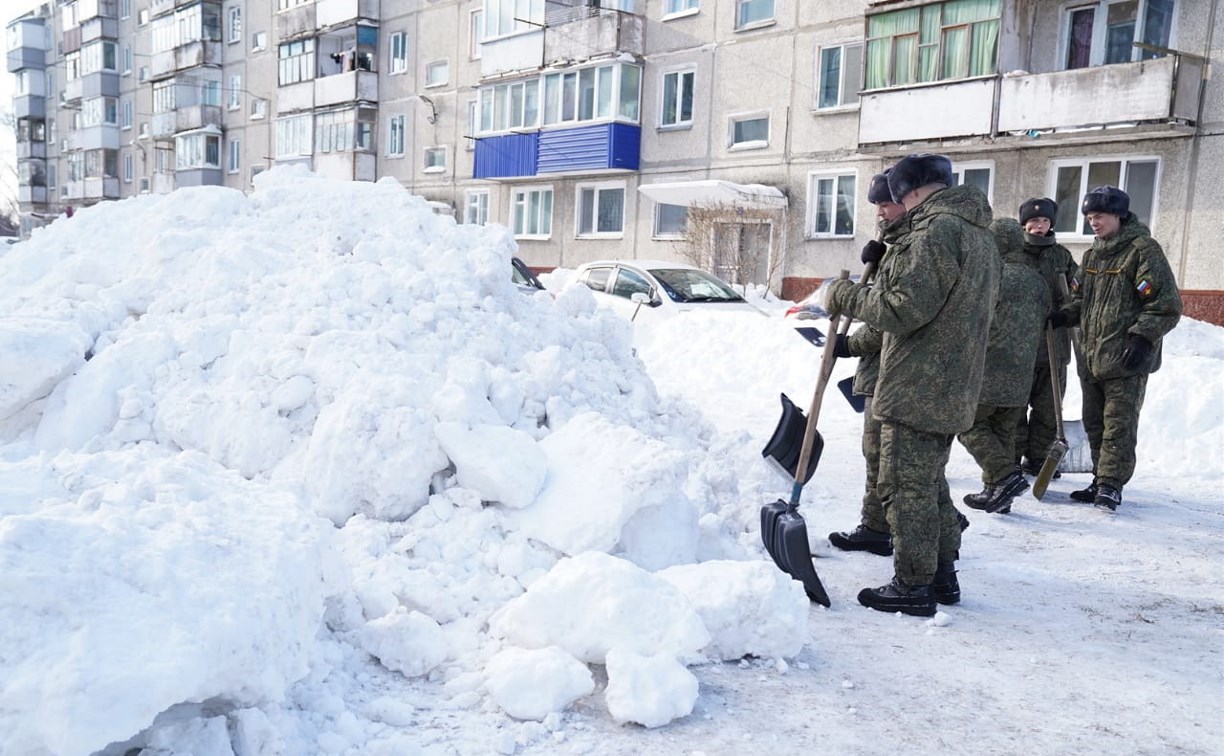 Снежная горка для детей вместо незаконной парковки появилась в Хомутово -  Новости Сахалинской области – Фотогалерея, фото 2 - ASTV.ru