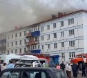 "Горит 900 квадратов": в Александровске-Сахалинском полыхает крыша многоэтажки 
