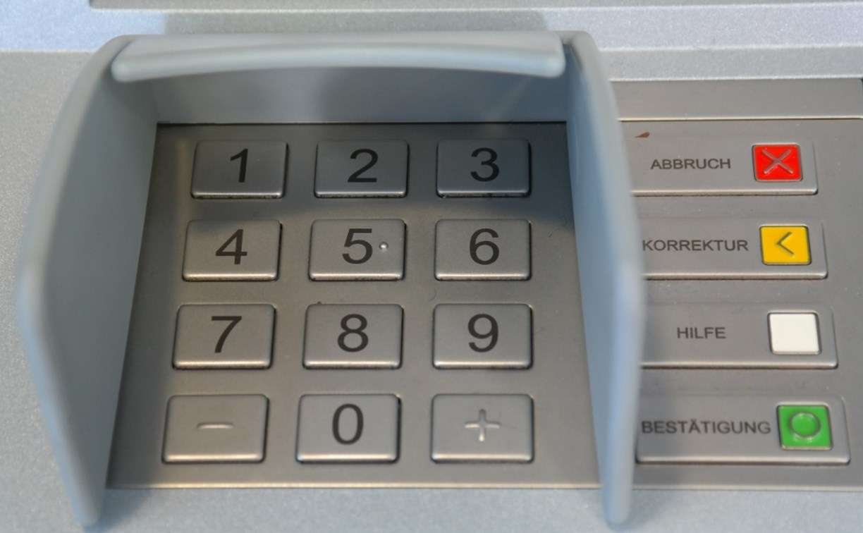 На Сахалине пенсионерка хотела перевести мошенникам миллион, но её карту проглотил банкомат