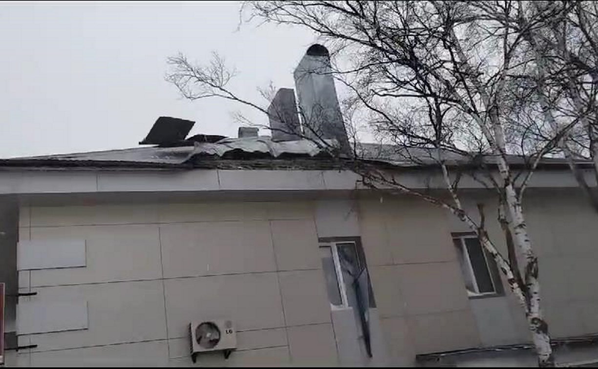 "Просится в полёт": ветер срывает обшивку крыши на доме по улице Комсомольской в Южно-Сахалинске