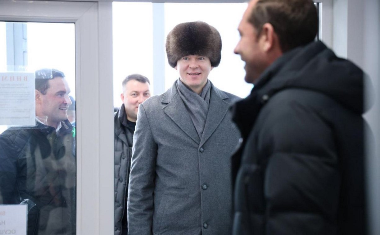 Министр спорта РФ посетил спортшколу "Кристалл" в Южно-Сахалинске
