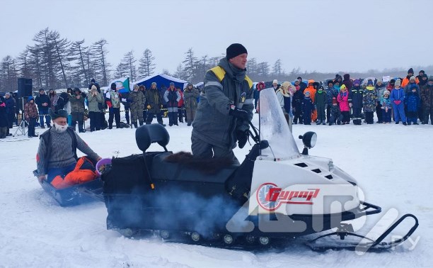 Победитель соревнований "Ногликский лёд-2022" уехал с рыбалки на новом снегоходе