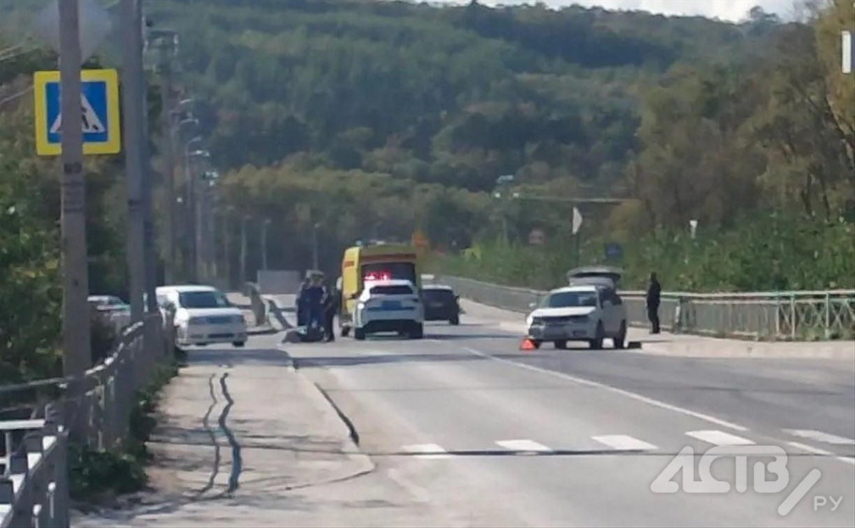 Девушку на мопеде сбили на ул. Памятной в Южно-Сахалинске