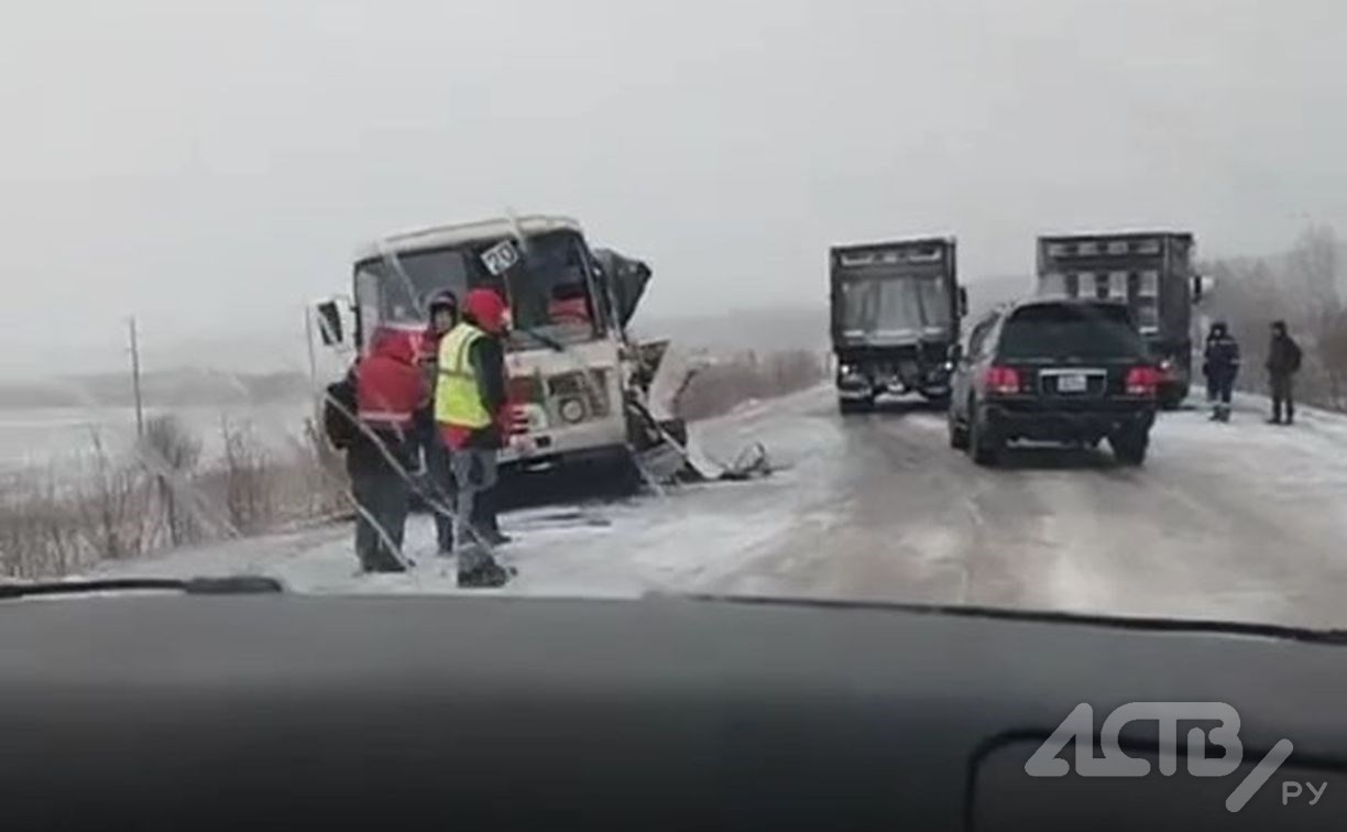 В жёстком ДТП на Сахалине автобус смяло, как консервную банку 