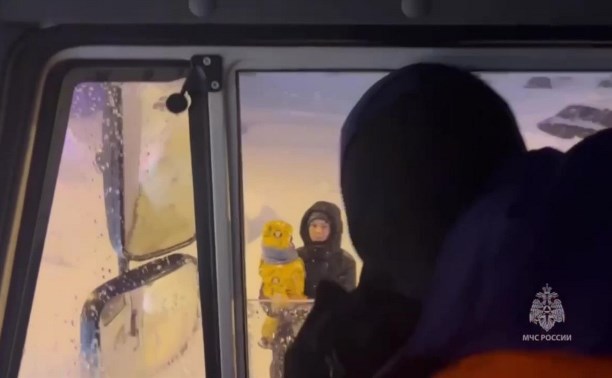 Сотрудники МЧС во время трёхдневной метели на Сахалине вызволили из снежного плена более 80 авто