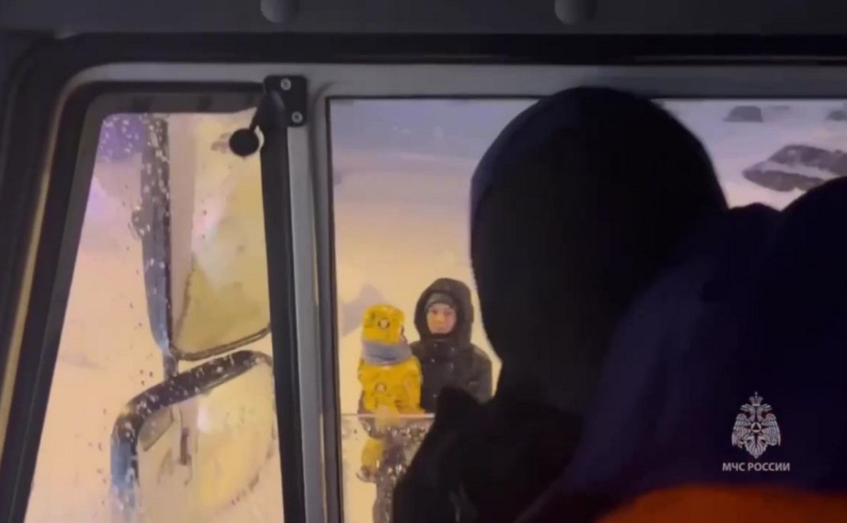 Сотрудники МЧС во время трёхдневной метели на Сахалине вызволили из снежного плена более 80 авто