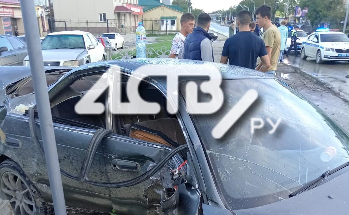 "Таксист в шоке, но целый": в Южно-Сахалинске произошла авария