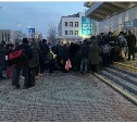 Сахалинцы пожаловались на огромные очереди перед входом на вокзал Южно-Сахалинска