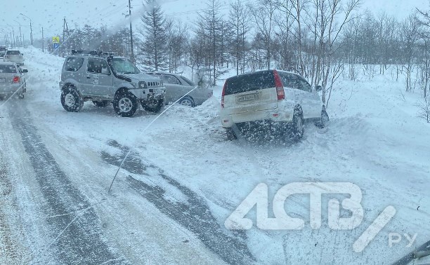 Серьёзное ДТП произошло на окраине Южно-Сахалинска в условиях жуткого гололёда