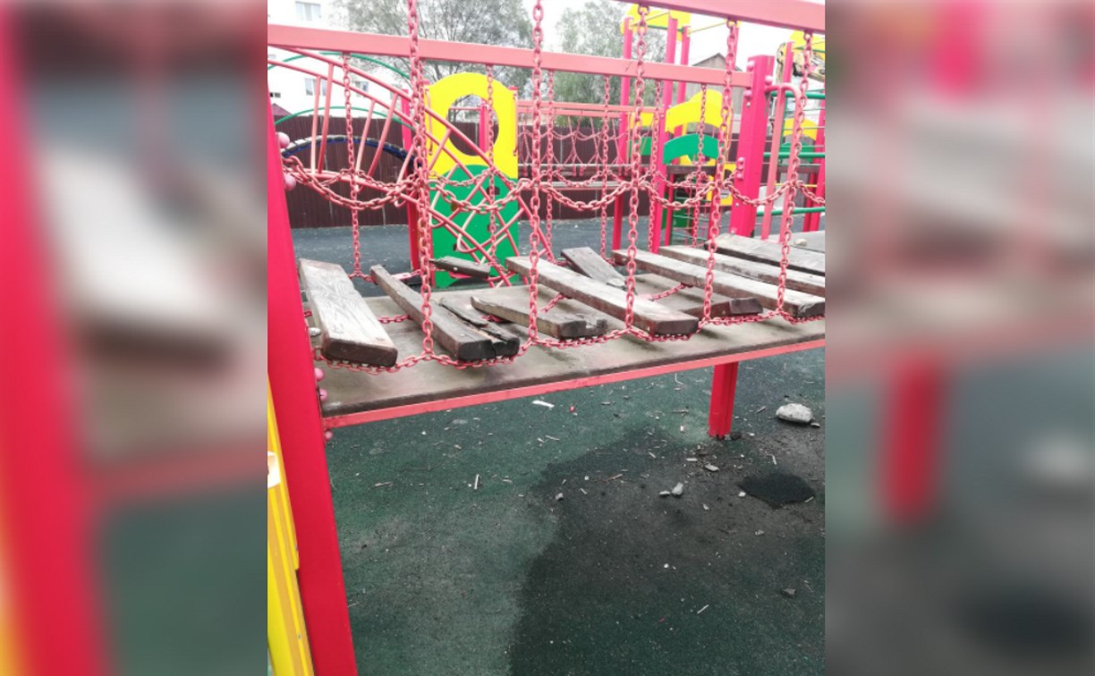 Стекло, грязь и окурки: жители Долинска жалуются на разваливающуюся детскую площадку
