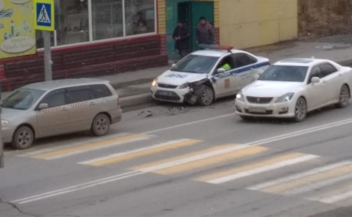 Спешащий на вызов автомобиль ГИБДД врезался в седан в Южно-Сахалинске