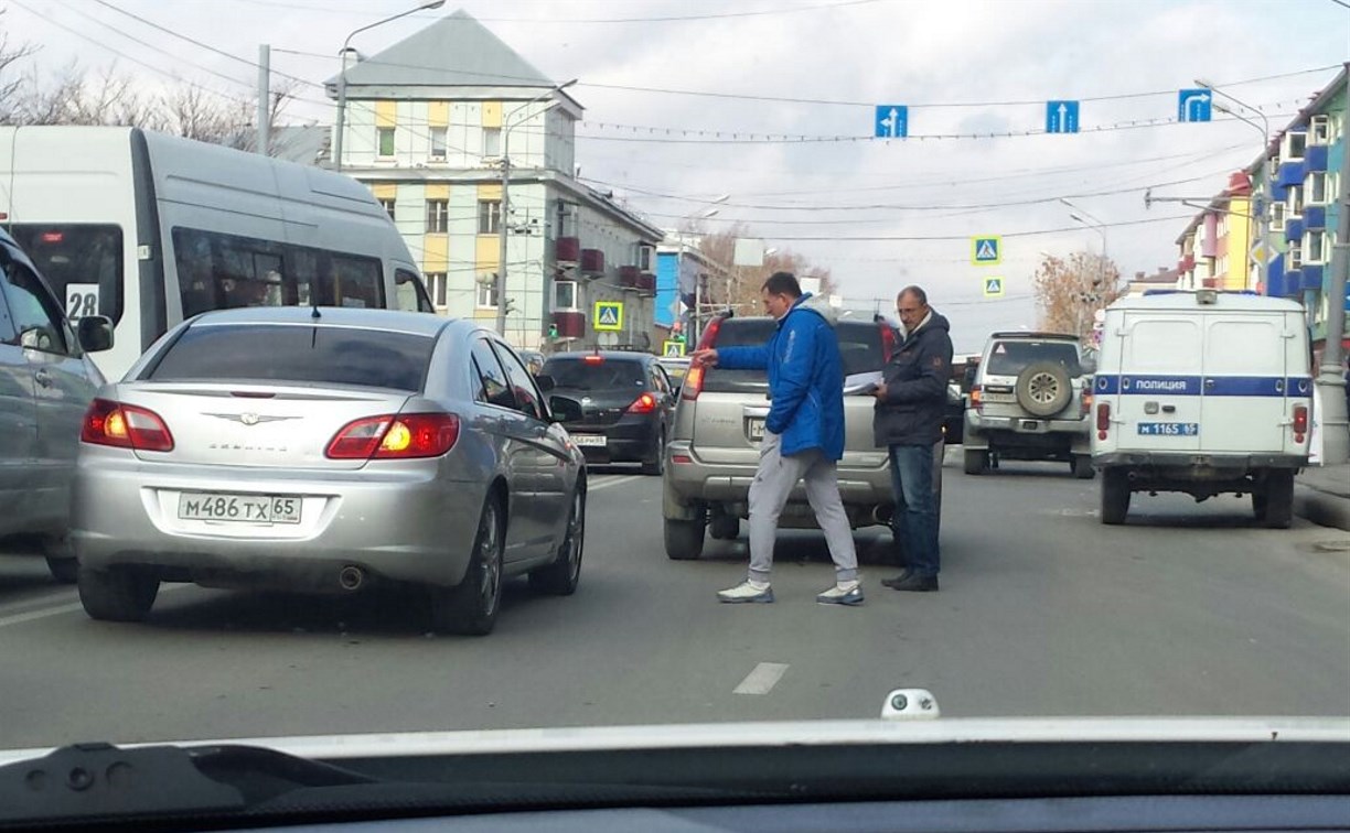 Гусеница из шести автомобилей появилась в центре Южно-Сахалинска
