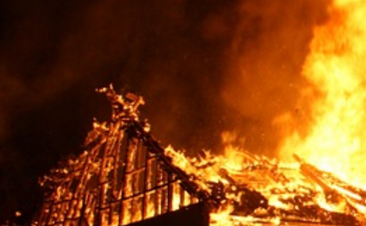 В селе Холмского района огнем охватило крышу продуктового магазина