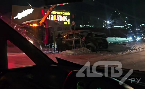 Жёсткое ДТП в Южно-Сахалинске: автомобиль снёс дорожное ограждение и помял столб