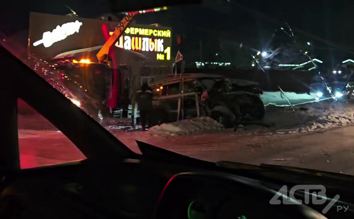 Жёсткое ДТП в Южно-Сахалинске: автомобиль снёс дорожное ограждение и помял столб