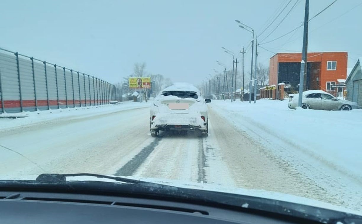 "Обычная человеческая лень": по Южно-Сахалинску после метели ездят машины-"снеговики"